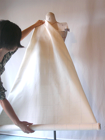 一枚の布を広げ、ボディに沿わせて作りたいデザインを形に作り上げる立体裁断と、縫製・洋裁の素晴らしい技術を教えています