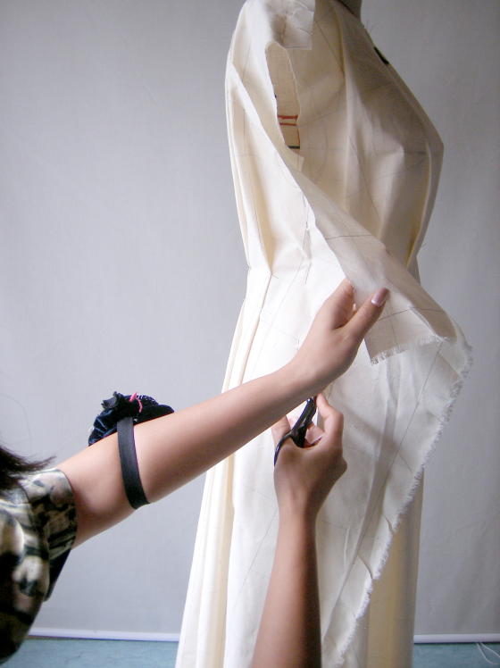 平面製図では難しいとされる、立体裁断の技術では、目で的確に捉えながら美しいシルエットを作り出す