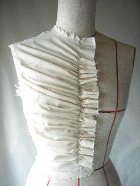 前中心に集めたギャザーには胸の高さやウエストの細さを作り出している、立体裁断のテクニックが沢山つまっている