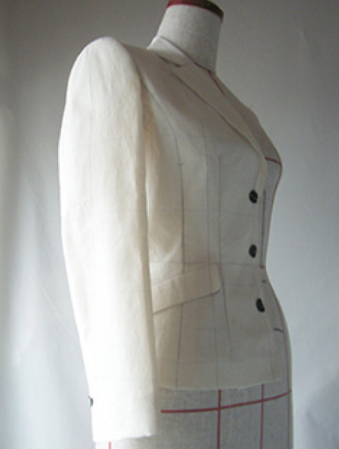 立体裁断で作るお袖は、前振りで着心地がとてもいい、シルエットの綺麗なおそでになっている