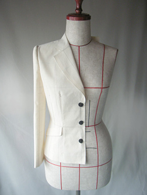 立体裁断教室で教えている、テーラードカラーのジャケットは、立体裁断の技術で難しい衿も思うがままに作れる