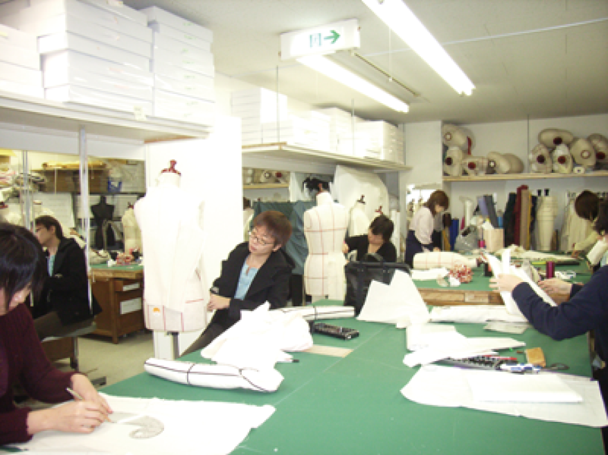 生徒さん達が立体裁断教室で、きれいなシルエットで着心地のいい洋服を作るために、真剣に作業に取り組んでいる様子の写真