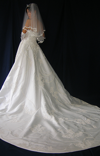 ロングトレーンのウェディングドレス