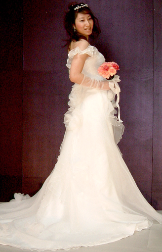 キャスケードフリルのウェディングドレス