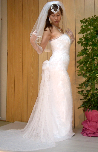 ラインの美しい立体裁断のマリエドレス