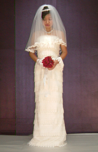 スカラップレースを用いた立体裁断ドレス