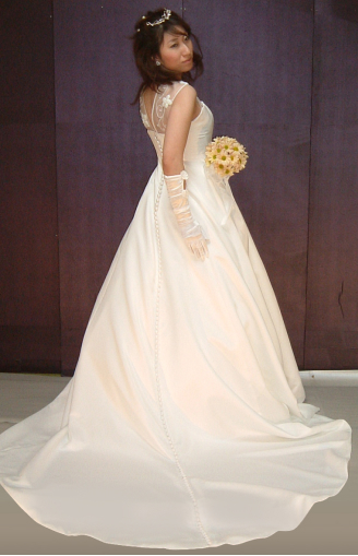 手仕事が美しい立体裁断ウェディングドレス