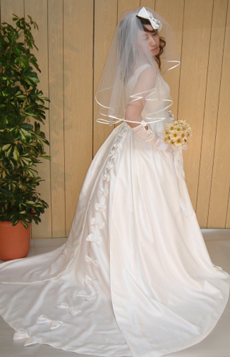 バッスルスタイルのウェディングドレス