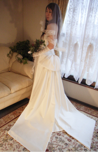 リボン型トレーンの個性的なウェディングドレス