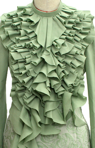 お手持ちのスーツのお色とデザインに合わせた、量感たっぷりのフリルのブラウス