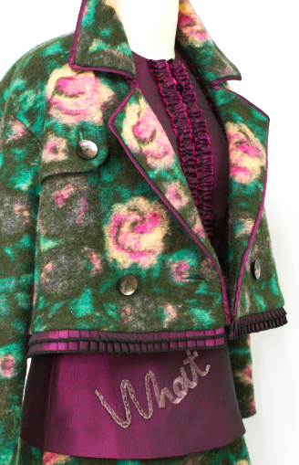 デザインの細部にまでこだわられたグリーンのフェルト生地のジャケットとスカート、そしてボルドーのブラウス 