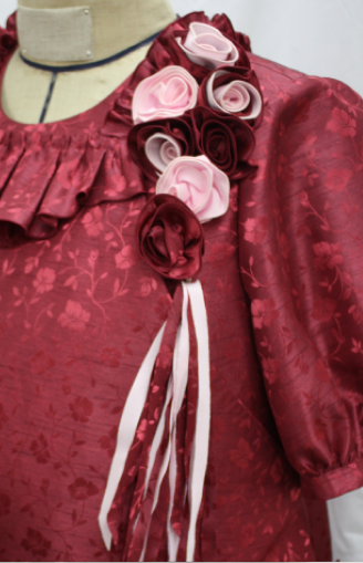 お姉様のご結婚式参列用の赤の花柄シャンタンドレスに、たくさんのお花をお付けして