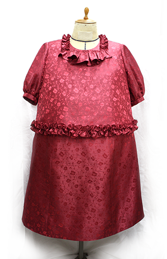 お姉様のご結婚式参列用の赤の花柄シャンタンドレスに、たくさんのお花をお付けして