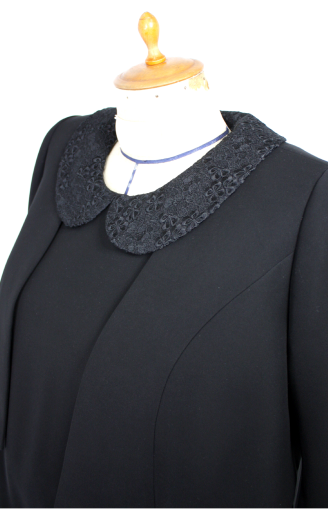 レースのお衿(えり)を取り外しできるようにお仕立てした、ブラックフォーマルのアンサンブル