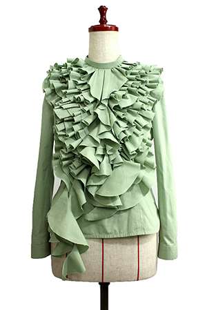 立体裁断の技術を使い、美しいラインと、美しい縫製の技術で仕立て上げる、婦人服オーダーのブラウス