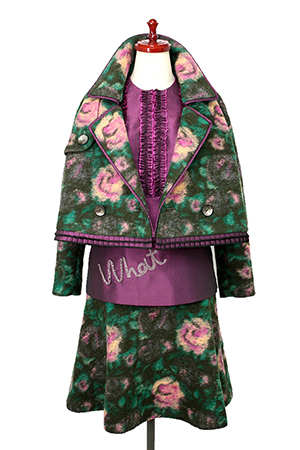 オーダーでご注文を受けた、グリーンとピンクのフェルト状の織物とボルドーのふくれの生地を組み合わせたスーツ