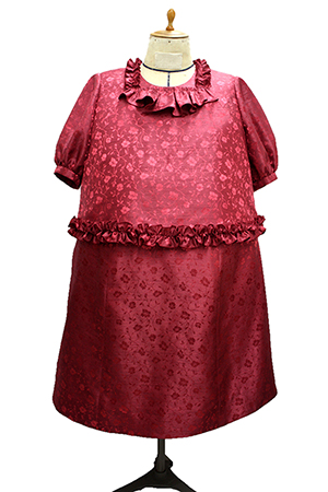 お客様に一番お似合いになる、赤のお花柄地模様のシャンタンの生地でお仕立てした、お花がいっぱいついたドレスとエプロン