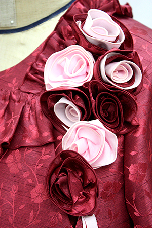 クチュールオーダーの洋服は、立体裁断の技術を使った仮縫いをしてお客様にピッタリの、着心地の良い赤いドレス