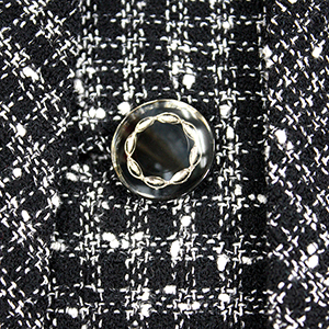 オーダーならではの、玉縁の釦(ボタン)ホール。立体裁断の技術を取り入れた、高級婦人服のクチュールオーダー仕立て