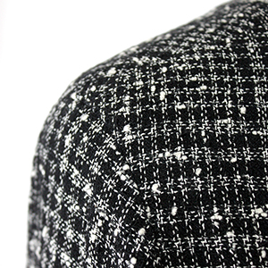 女性らしい丸みのある肩線、ドロップショルダーのデザイン