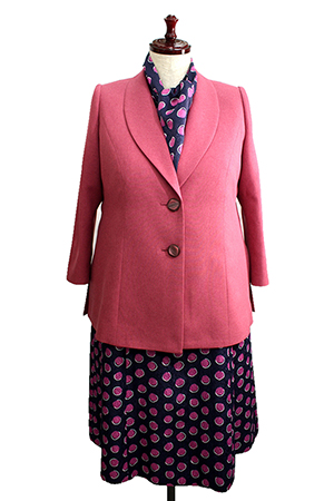 婦人服オーダーでお仕立てした、ショールカラーのサーモンピンクのジャケットは、立体裁断のテクニックでとても着心地がいい