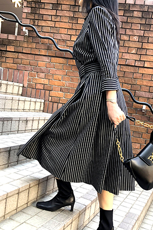 立体裁断教室・縫製教室・洋裁教室に通われている、生徒さんの作品ウィングカラーの、黒×シルバーのストライプ柄のワンピース