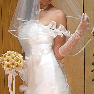 キャスケードフリルのウェディングドレス