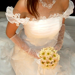 フリルのかわいいウェディングドレス