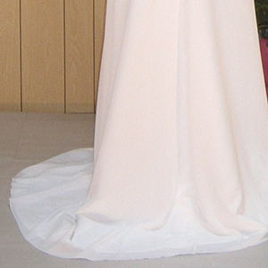 ジョセフィーヌラインに合わせたさりげないトレーン