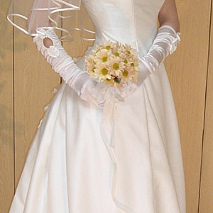 ウエストを細く見えるバッスルスタイルのウェディングドレス