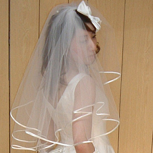 ブライダルサテンのパイピングをほどこしたウェディングヴェール