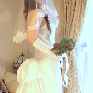 リボンの形のトレーンのウェディングドレス