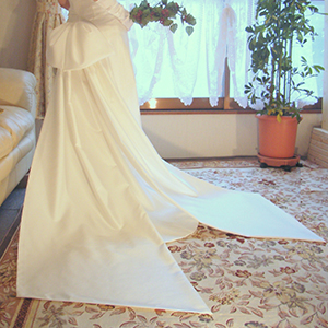 個性的なリボンのトレーンのウェディングドレス