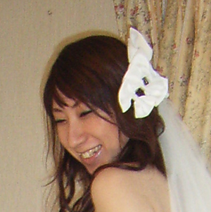 リボンの形のウェディングヘッドドレス