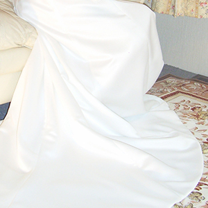 札幌立体裁断教室、高級感のあるブライダルサテンを使用したウェディングドレス