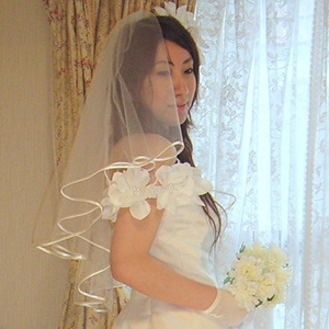 ブライダルサテンの細いパイピングをほどこしたウェデイングヴェール