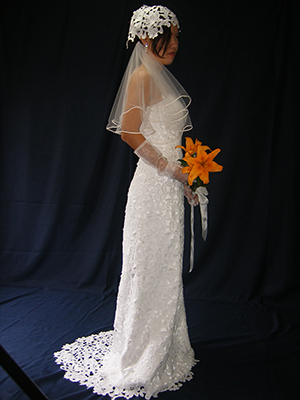 縫製教室(洋裁教室)では、シルエットの綺麗なウェディングドレスの縫い方を丁寧に指導しているケミカルレースのドレス