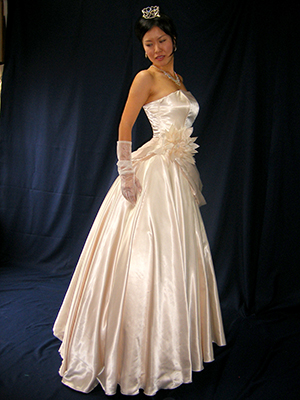 きれいなドレスのバストライン・ウエストラインを作ることが出来る、立体裁断で作ったシェルピンクのウェディングドレス