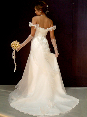 縫製教室(洋裁教室)では、仮縫いをして、お体にピッタリ合ったキャスケードフリルのウェディングドレスが縫えるようになる