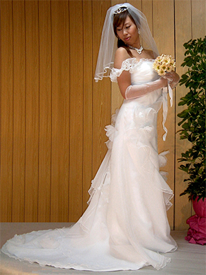 キャスケードフリルのウェディングドレス