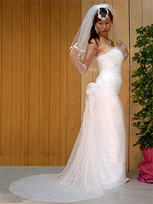 立体裁断がもっとも得意とする、ラインの美しさを表現する技術で作り上げたストレッチチュールのウェディングドレス