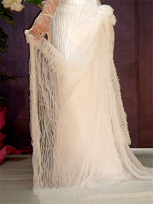 縫製教室(洋裁教室)では、ストレッチチュールの特徴的な素材を活かしたデザインや縫製の仕方を指導している