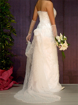 思い描いたデザインを形にすることが出来る、立体裁断の技術で作られたストレッチチュールのマリエ・ウェディングドレス