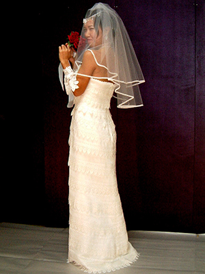 美しいラインを作り、きれいな縫製をするためには、丁寧にくせとりするテクニックが欠かせない、縫製の技術を教えている