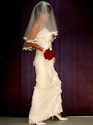 立体裁断の技術で、直線のスカラップレースをくせとりしながら、立体的なシルエットを作っていくウェディングドレス