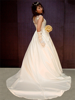 スパンコールとビーズが光り輝くAラインのシルエットの広がりが美しいウェデイングドレス