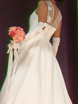 オーガンディーにスパンコールとビーズでハンド刺繡をほどこしたウェデイングドレス