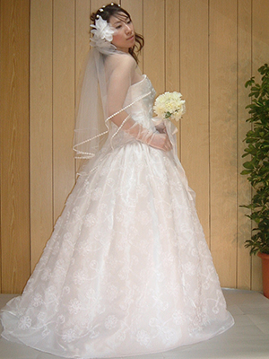 ふわっとしたギャザーをたくさん入れたスカートのウェディングドレス