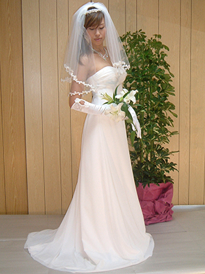 胸元に細かいドレープをほどこした品格のあるジョセフィーヌラインのウェディングドレス