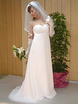 縫製教室(洋裁教室)では、仮縫いをし、お体にピッタリ合ったウェディングドレスが縫えるようになる